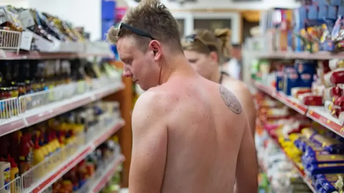 supermercato torso nudo